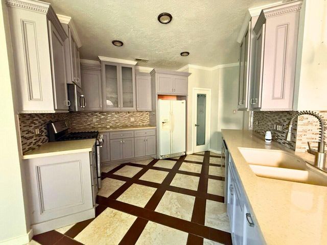 11131 30th Avenue N, Texas City, TX 77591