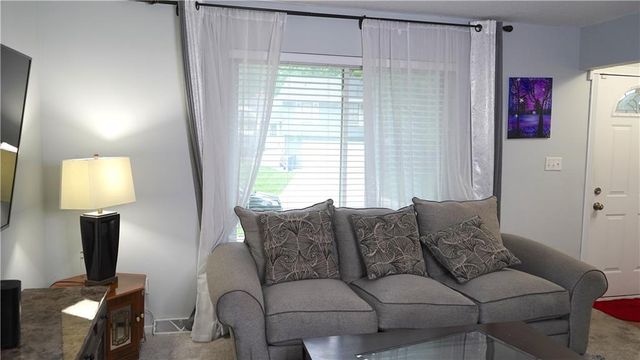 1828 E Mohawk Drive, Olathe, KS 66062