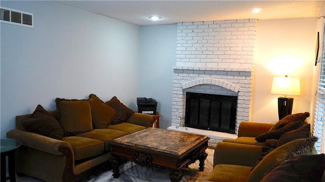1828 E Mohawk Drive, Olathe, KS 66062