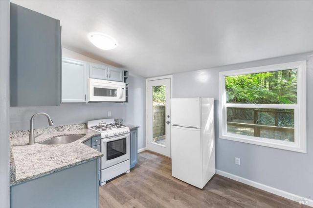 11010 Summerhome Park Rd, Forestville, CA 95436