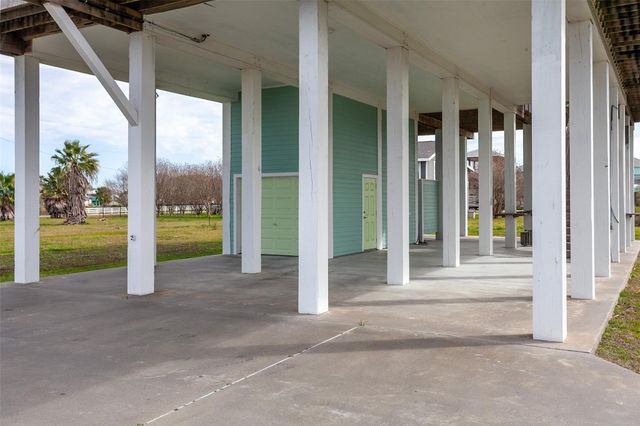 2110 Seahorse Lane, Crystal Beach, TX 77650