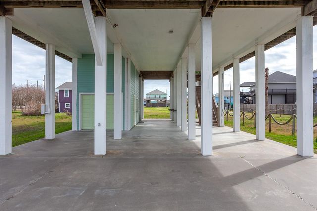 2110 Seahorse Lane, Crystal Beach, TX 77650