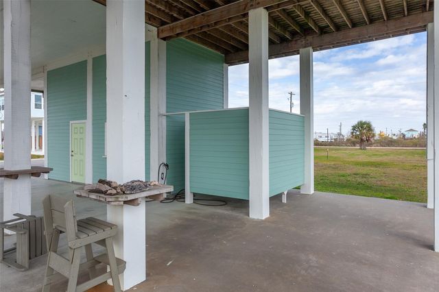 2110 Seahorse Lane, Crystal Beach, TX 77650