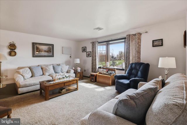 325 N COLEBROOK RD, Manheim, PA 17545