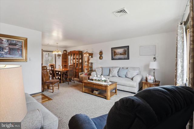 325 N COLEBROOK RD, Manheim, PA 17545