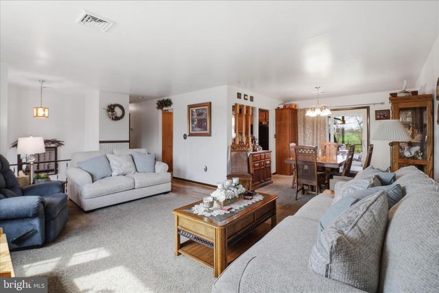 325 N COLEBROOK RD, Manheim, PA 17545