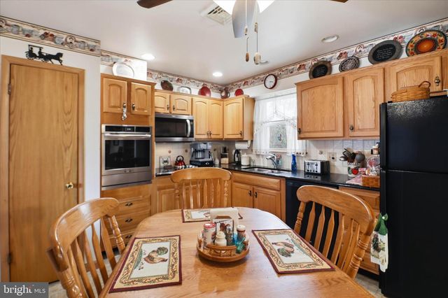 325 N COLEBROOK RD, Manheim, PA 17545