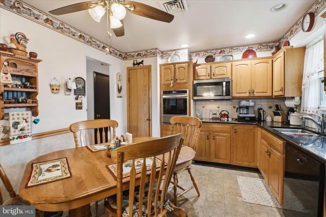 325 N COLEBROOK RD, Manheim, PA 17545