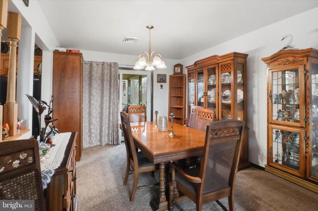 325 N COLEBROOK RD, Manheim, PA 17545