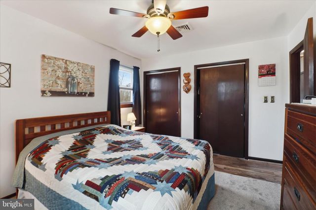 325 N COLEBROOK RD, Manheim, PA 17545