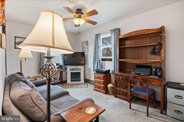 325 N COLEBROOK RD, Manheim, PA 17545