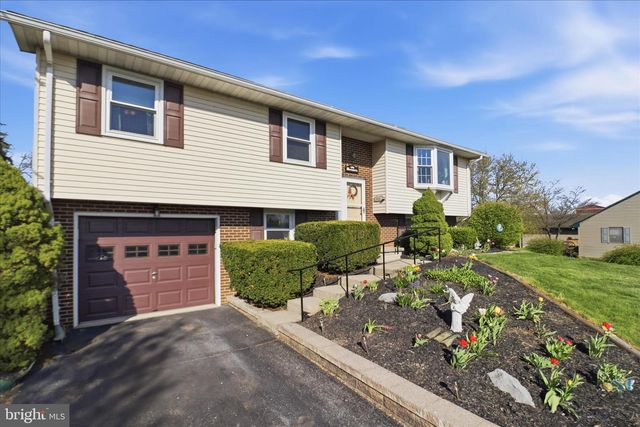 325 N COLEBROOK RD, Manheim, PA 17545