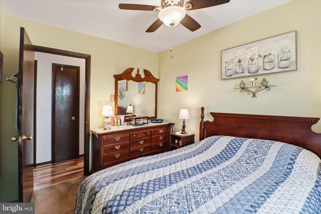 325 N COLEBROOK RD, Manheim, PA 17545