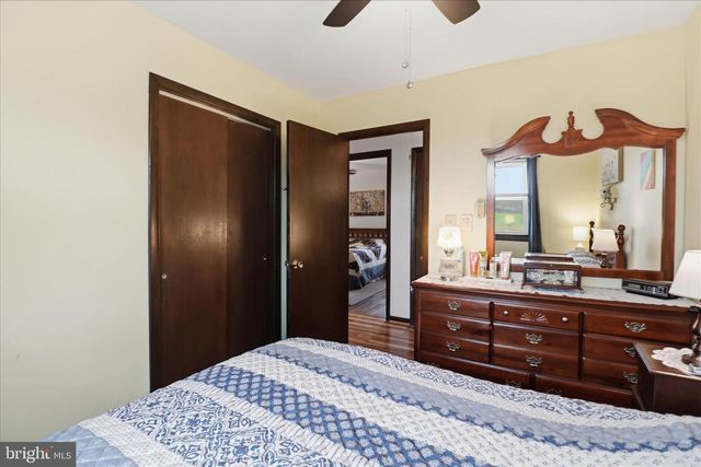 325 N COLEBROOK RD, Manheim, PA 17545