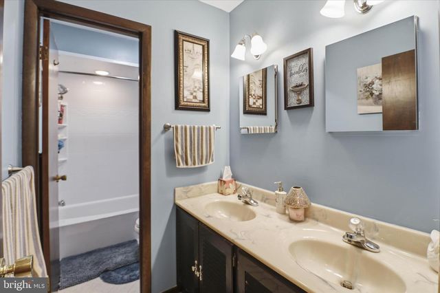325 N COLEBROOK RD, Manheim, PA 17545