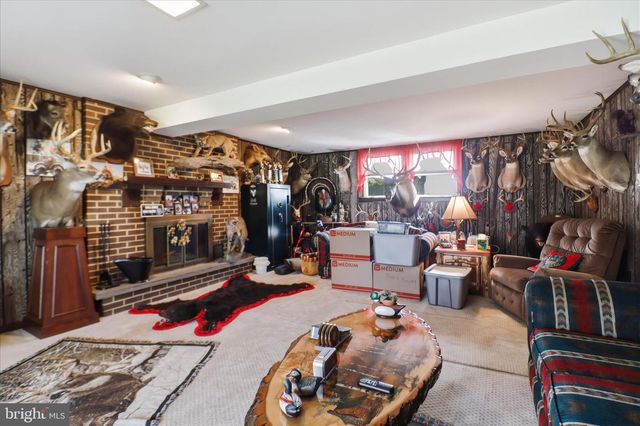 325 N COLEBROOK RD, Manheim, PA 17545