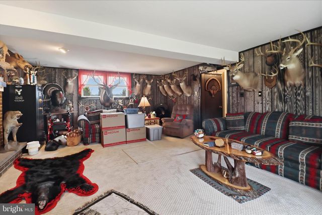 325 N COLEBROOK RD, Manheim, PA 17545