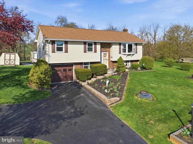 325 N COLEBROOK RD, Manheim, PA 17545