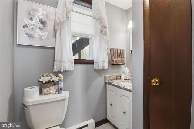 325 N COLEBROOK RD, Manheim, PA 17545
