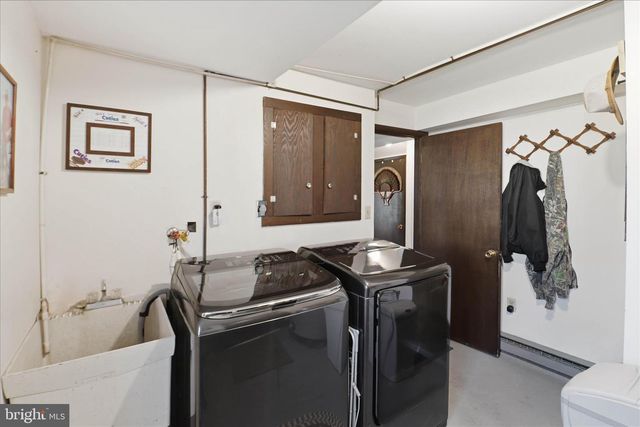 325 N COLEBROOK RD, Manheim, PA 17545