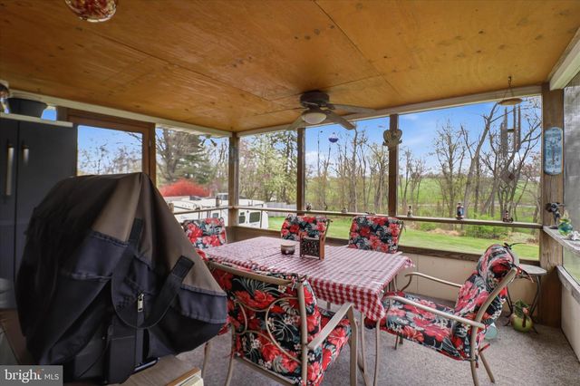 325 N COLEBROOK RD, Manheim, PA 17545
