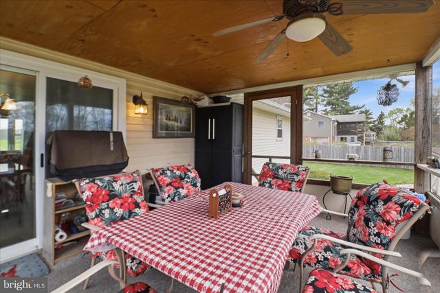 325 N COLEBROOK RD, Manheim, PA 17545