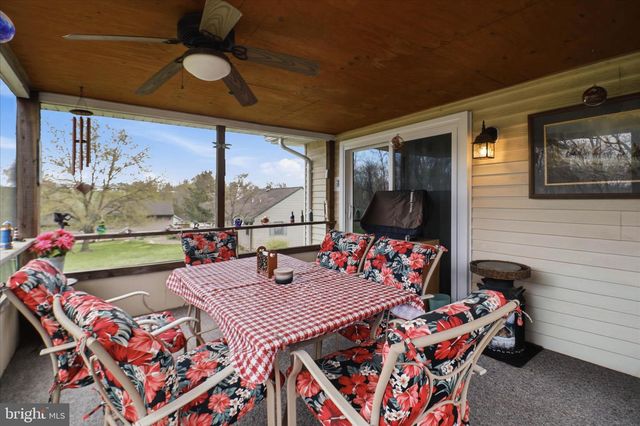 325 N COLEBROOK RD, Manheim, PA 17545