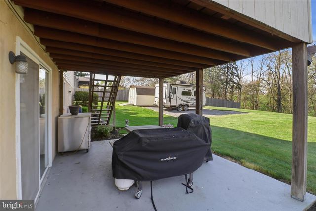 325 N COLEBROOK RD, Manheim, PA 17545