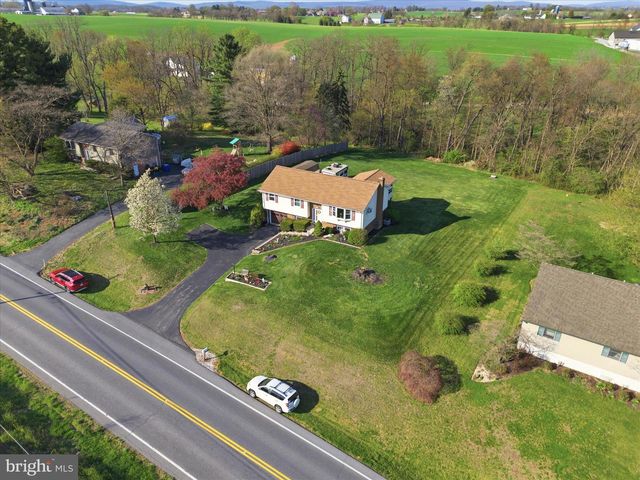 325 N COLEBROOK RD, Manheim, PA 17545