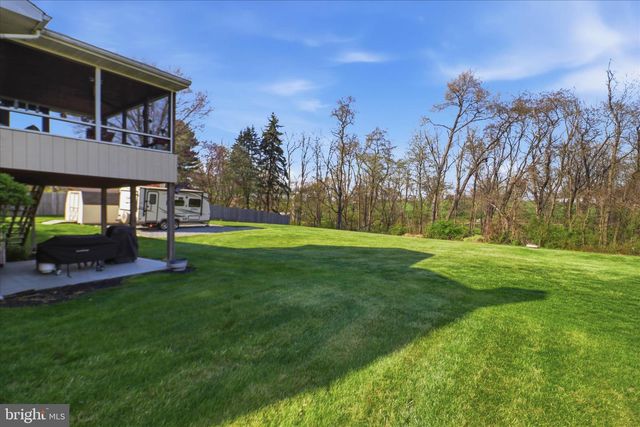 325 N COLEBROOK RD, Manheim, PA 17545