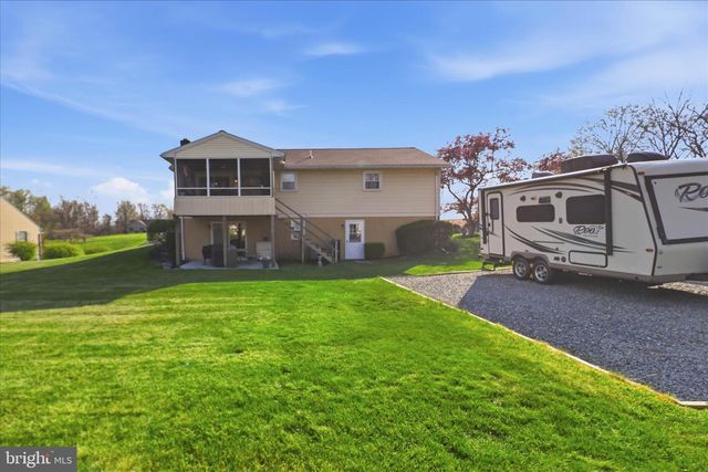 325 N COLEBROOK RD, Manheim, PA 17545