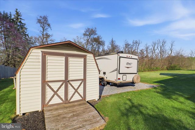 325 N COLEBROOK RD, Manheim, PA 17545
