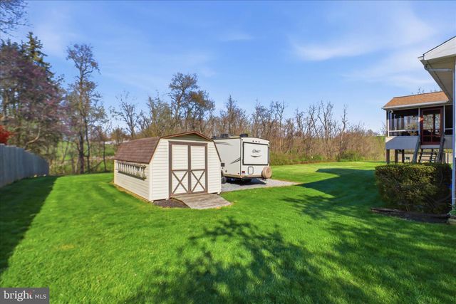 325 N COLEBROOK RD, Manheim, PA 17545