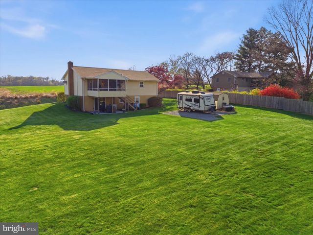 325 N COLEBROOK RD, Manheim, PA 17545