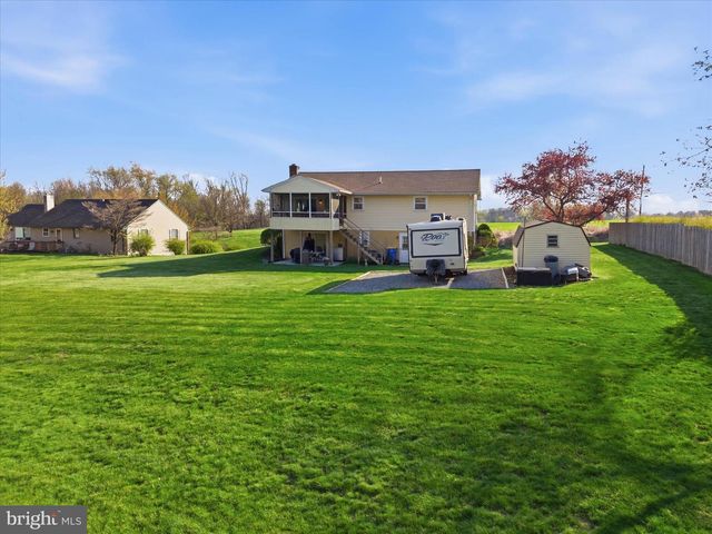 325 N COLEBROOK RD, Manheim, PA 17545