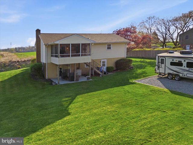325 N COLEBROOK RD, Manheim, PA 17545