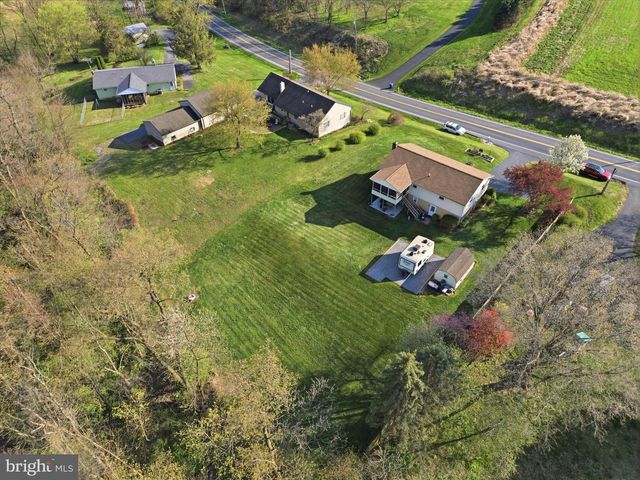 325 N COLEBROOK RD, Manheim, PA 17545