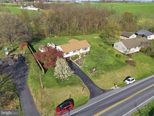 325 N COLEBROOK RD, Manheim, PA 17545