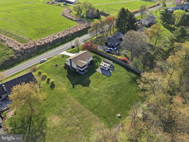 325 N COLEBROOK RD, Manheim, PA 17545