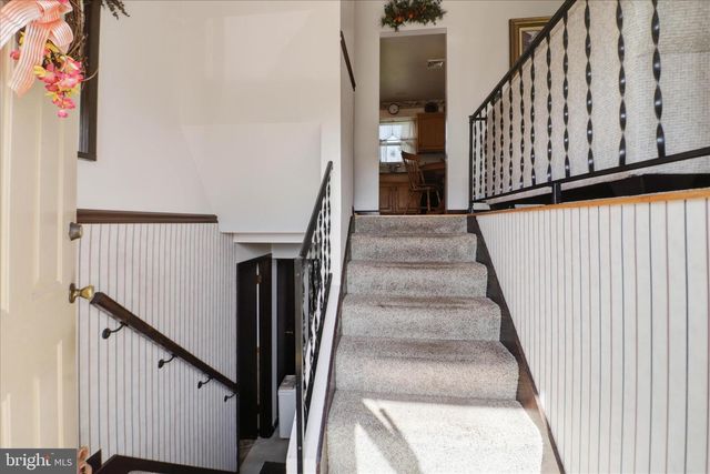 325 N COLEBROOK RD, Manheim, PA 17545