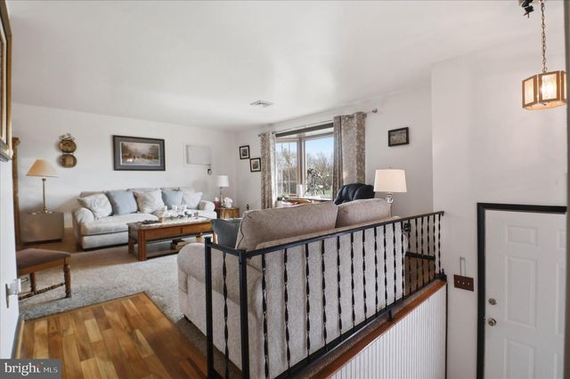 325 N COLEBROOK RD, Manheim, PA 17545