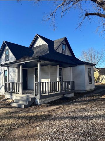 1424 E 1st Ave, Winfield, KS 67156