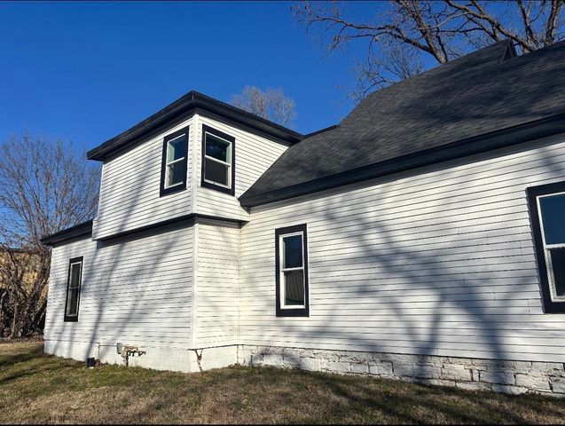 1424 E 1st Ave, Winfield, KS 67156