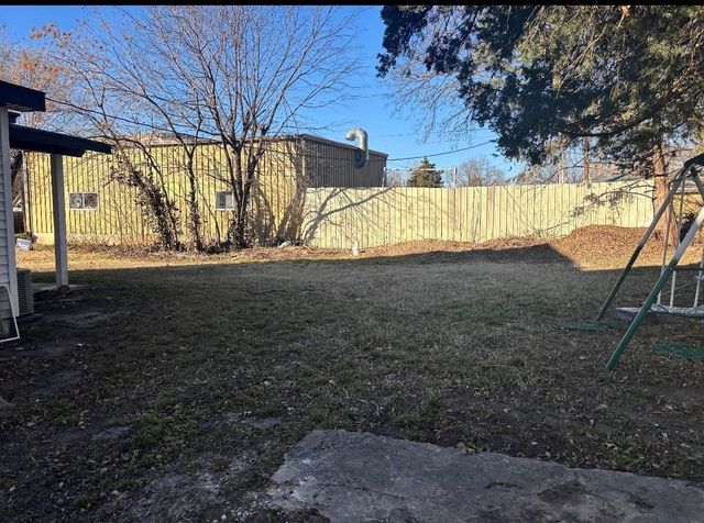 1424 E 1st Ave, Winfield, KS 67156