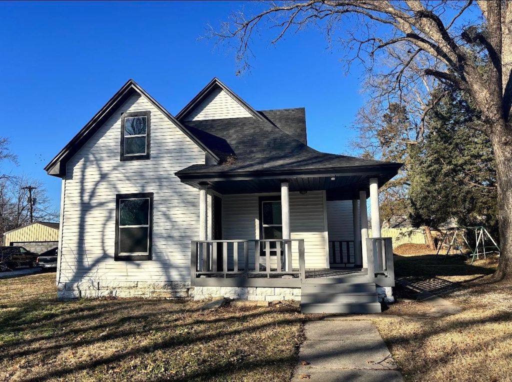 1424 E 1st Ave, Winfield, KS 67156