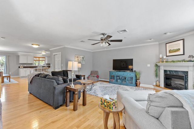 22 Scribner Rd Apt 3, Fremont, NH 03044