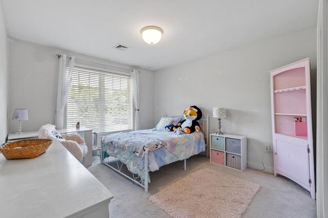 22 Scribner Rd Apt 3, Fremont, NH 03044