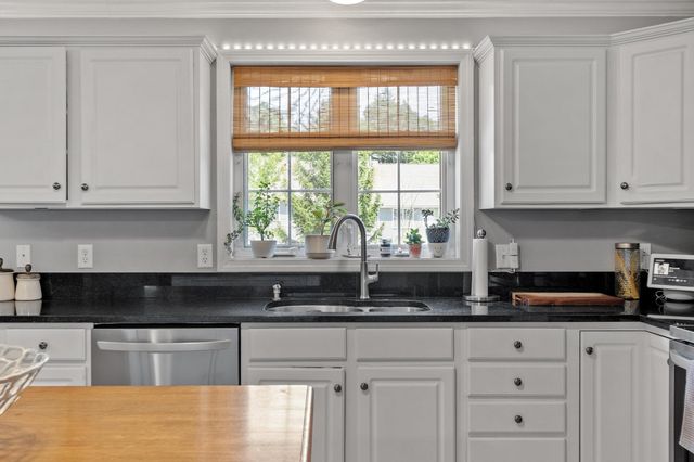 22 Scribner Rd Apt 3, Fremont, NH 03044