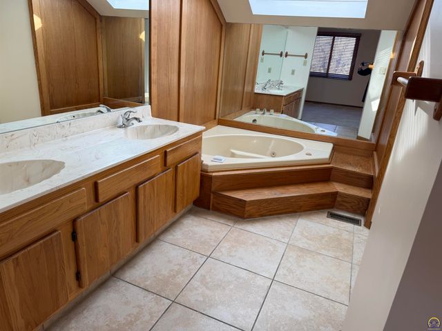 5648 SW 33rd TER, Topeka, KS 66614