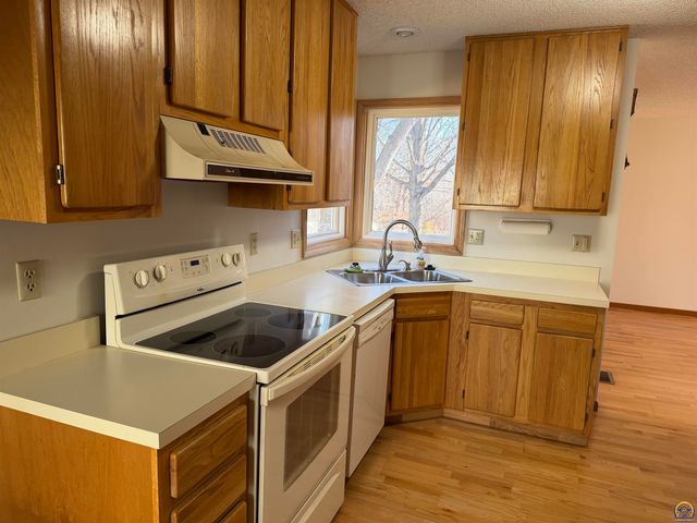 5648 SW 33rd TER, Topeka, KS 66614